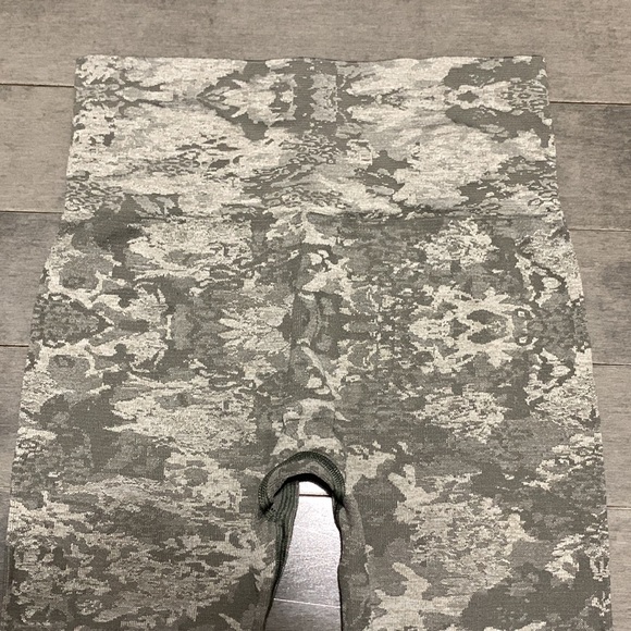 Women’s Best Camo Seamless Leggings - Green - Small - Picture 6 of 7